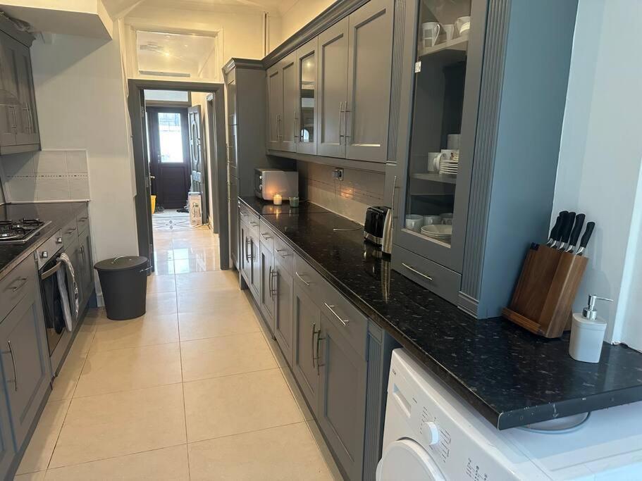 5 Bedroom House Se6 Дом отдыха Лондон