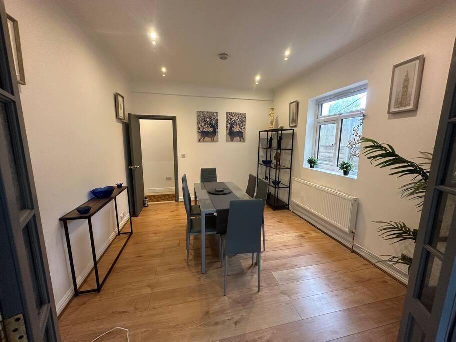 5 Bedroom House Se6 * Лондон