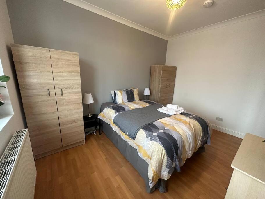 5 Bedroom House Se6 * Лондон